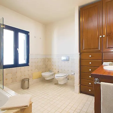 Plum Guide - Yacht Club Fantasy Apartment *